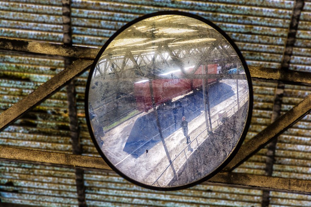 ce se intampla daca spargi o oglinda din greseala